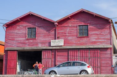 AVEIRO, PORTUGAL - 26 Ağustos 2021: Aveiro 'daki tuz satıcıları için geleneksel kırmızı ahşap depo