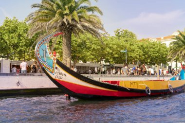 AVEIRO, PORTUGAL - 26 Ağustos 2021: Aveiro, Portekiz 'deki kanalda geleneksel renkli Moliceiro tekneleri