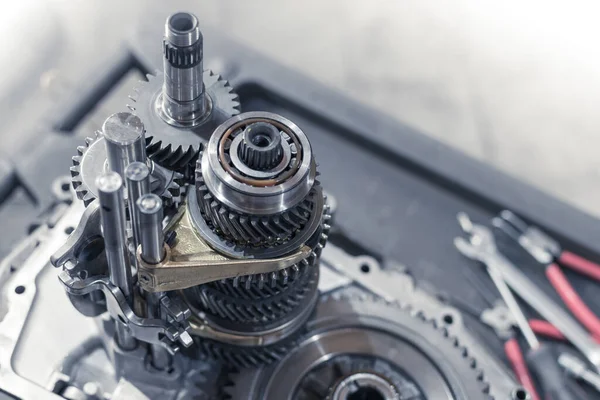 Reparatur eines Getriebes in einer Autowerkstatt. Innenleben des Schaltgetriebes. Nahaufnahme — Stockfoto