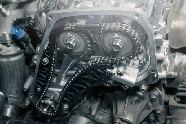 Nowy Łańcuch Rozrządu Zdemontowanym Silniku Diesla Warsztacie Samochodowym Zamknij Drzwi — Zdjęcie stockowe