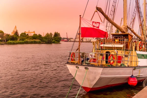 La popa del viejo velero con bandera polaca, anclado en un muelle — Foto de Stock