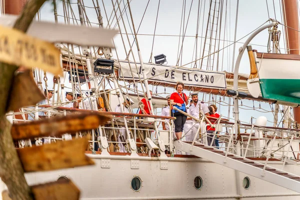 Schiffsbesatzung auf schönem alten Segelboot Juan Sebastian de Elcano — Stockfoto
