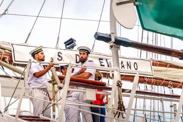 Schiffsbesatzung auf schönem alten Segelboot Juan Sebastian de Elcano — Stockfoto