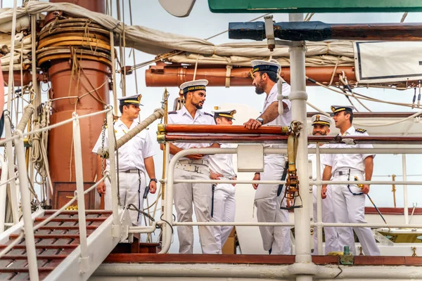 Schiffsbesatzung auf schönem alten Segelboot Juan Sebastian de Elcano — Stockfoto