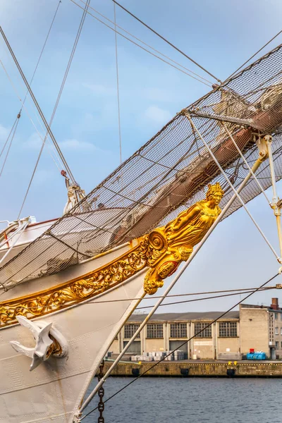 Närbild på galjonsfigur eller fartyg båge figur berömd tall fartyg Juan Sebastian de Elcano — Stockfoto