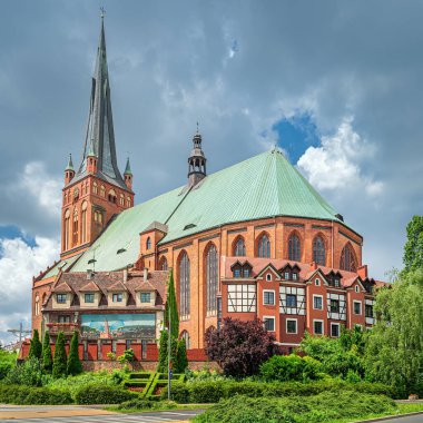 Havari Aziz James Katedral Bazilikası, 1187 yılında kurulmuş ve 14. yüzyılda tamamlanmıştır. Polonya 'nın Szczecin kentinde 110 metre yüksekliğindedir.