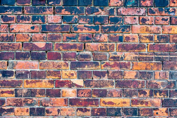 Viejo, rústico pared de ladrillo rojo corroído y dañado —  Fotos de Stock