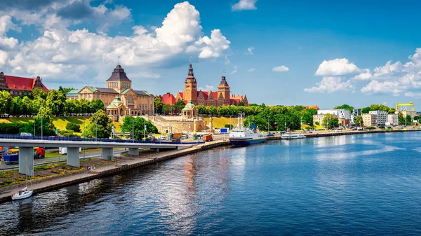 Вид с воздуха на Chrobry Shafts and castle like buildings of National Museum and Passport Office in Szczecin — стоковое фото