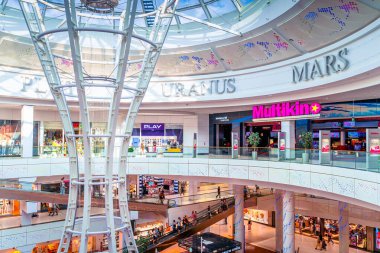 Szczecin, Polonya Haziran 2019 Galeria Galaxy 'deki insanlar, moda mağazaları, restoranlar, kafeler, sinemalar ve bowling salonlarının yer aldığı modern alışveriş merkezi