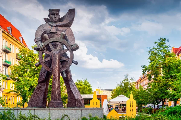 Szczecin, Polonya, Haziran 2019. Grunwaldzki Meydanı 'nda bulunan Sailor' un 5 metre yüksekliğindeki anıtı 1980 yılında hizmete girdi.