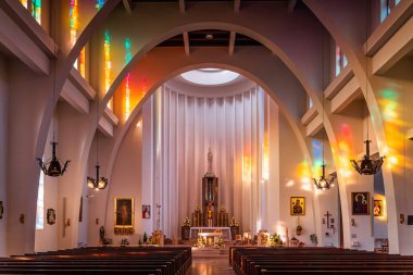 Szczecin Polonya Haziran 2019 Roma Katolik Kilisesi, Kutsal Aile Kilisesi. Renkli ışık desenleri boyalı camların arasından parlıyor.