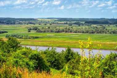 Oder Nehri, Almanya ile Polonya arasındaki doğal bir ülke sınırı. Bir orman ve tarım arazisi olan yaz kırsal arazisi