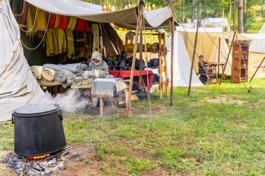 Slav ya da Viking kabile çadırının tarihi canlandırması, 11. yüzyılda boyalı kumaşlar sergilendi.