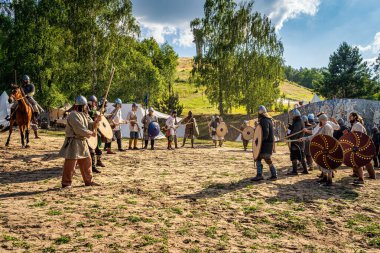 Cedynia, Polonya Haziran 2019 'da Cedynia Muharebesi' nin yeniden canlandırılması, istilacılara karşı savunma hattı oluşturan bir atın komutanı.