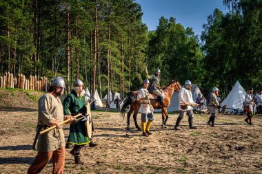 Cedynia, Polonya, Haziran 2019 Cedynia Muharebesi 'nin tarihi canlandırması, bir atın kumandanı kampı korumak için askerleriyle savunma hattı kuruyor.