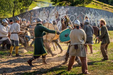 Cedynia, Polonya, Haziran 2019 Cedynia Muharebesi 'nin yeniden canlandırılması, iki kabile arasındaki acımasız savaş ya da bölge kontrolü mücadelesi, yakın çekim