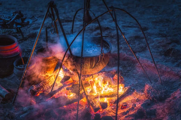 Sebt günü kamp ateşinde esrarengiz tütsülerle kaynayan kazana odaklan. Kupala Gecesi, Polonya 'da Noc Kupaly, Cedynia