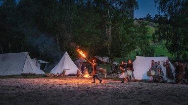 Polonya 'nın Cedynia kenti, Haziran 2019' da Kupala Gecesi 'nin yeniden canlandırılması, Polonya' da Noc Kupaly, Slav bayramı yılın en kısa gecesinde kutlandı