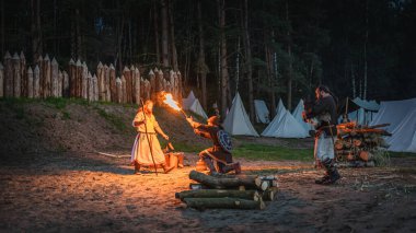 Polonya 'nın Cedynia kenti, Haziran 2019' da Kupala Gecesi 'nin yeniden canlandırılması, Polonya' da Noc Kupaly, Slav bayramı yılın en kısa gecesinde kutlandı