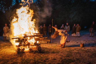 Polonya 'nın Cedynia kenti, Haziran 2019' da Kupala Gecesi 'nin yeniden canlandırılması, Polonya' da Noc Kupaly, Slav bayramı yılın en kısa gecesinde kutlandı