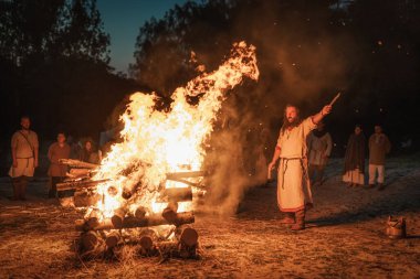 Cedynia, Polonya, Haziran 2019 'da Kupala Gecesi' nin Pagan canlandırması, Polonya 'da Noc Kupaly olarak anıldı, şaman yabancıları şenlik ateşinde bıçakla selamladı. Slav bayramı yılın en kısa gecesinde kutlandı