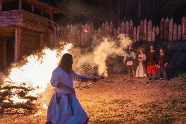 Cedynia, Polonya, Haziran 2019 'da Kupala Gecesi' nin yeniden sahnelenmesi, Polonya 'da Noc Kupaly olarak anılır, şaman tütsü yakarak büyüye başlar. Slav bayramı yılın en kısa gecesinde kutlandı