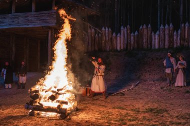 Cedynia, Polonya, Haziran 2019 'da Kupala Gecesi' nin yeniden sahnelenmesi, Polonya 'da Noc Kupaly' i çağırdı, şaman içki bardağını doldurdu. Slav bayramı yılın en kısa gecesinde kutlandı