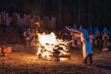 Cedynia, Polonya, Haziran 2019 'da Kupala Gecesi' nin Pagan canlandırması, Polonya 'da Noc Kupaly' i çağırdı, şaman tanrıları onurlandırmak için şenlik ateşine şarap döktü. Slav bayramı yılın en kısa gecesinde kutlandı