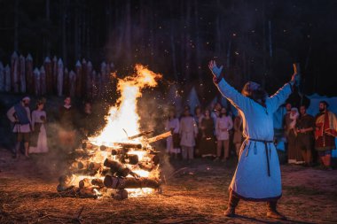 Cedynia, Polonya, Haziran 2019 'da Kupala Gecesi' nin Pagan canlandırması, Polonya 'da Noc Kupaly olarak anılır. Slav bayramı yılın en kısa gecesinde kutlandı