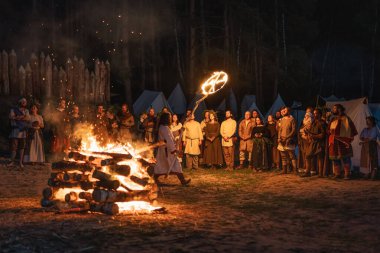 Cedynia Polonya Haziran 2019 'da Kupala Gecesi' nin Pagan canlandırması, Polonya 'da Noc Kupaly' i çağırdı, şaman inananları yakıcı güneş ışığıyla kutsadı. Slav bayramı yılın en kısa gecesinde kutlandı