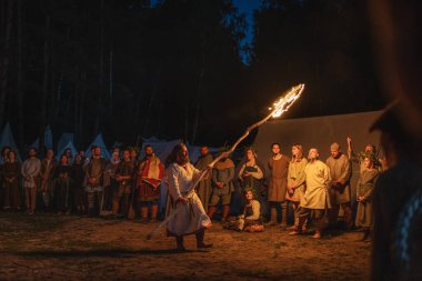 Cedynia Polonya Haziran 2019 'da Kupala Gecesi' nin Pagan canlandırması, Polonya 'da Noc Kupaly' i çağırdı, şaman inananları yakıcı güneş ışığıyla kutsadı. Slav bayramı yılın en kısa gecesinde kutlandı