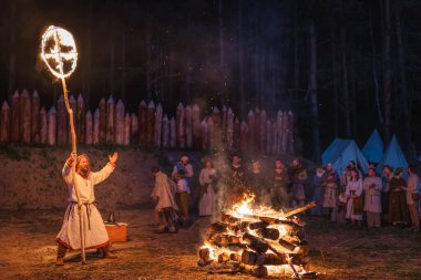 Cedynia Polonya Haziran 2019 'da Kupala Gecesi' nin Pagan canlandırması, Polonya 'da Noc Kupaly' i çağırdı, şaman inananları yakıcı güneş ışığıyla kutsadı. Slav bayramı yılın en kısa gecesinde kutlandı