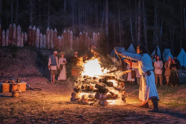 Cedynia, Polonya, Haziran 2019 'da Kupala Gecesi' nin Pagan canlandırması, Polonya 'da Noc Kupaly' i çağırdı, şaman tanrıları onurlandırmak için şenlik ateşine şarap döktü. Slav bayramı yılın en kısa gecesinde kutlandı