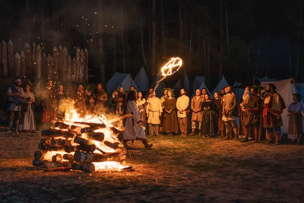 Cedynia Polonya Haziran 2019 'da Kupala Gecesi' nin Pagan canlandırması, Polonya 'da Noc Kupaly' i çağırdı, şaman inananları yakıcı güneş ışığıyla kutsadı. Slav bayramı yılın en kısa gecesinde kutlandı