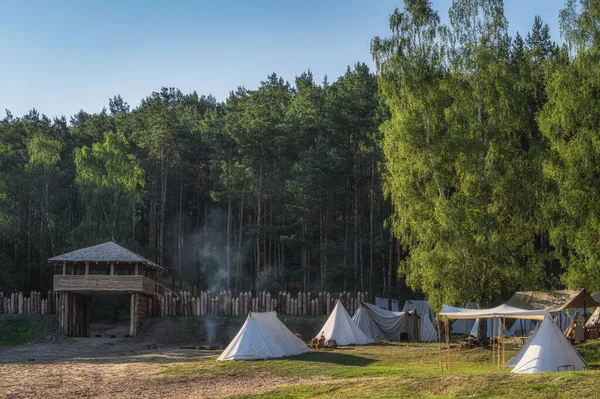 Slav ya da Viking kabilesinin tahta çayırlı kamp tarihsel canlandırması, muhafız kulesi, kale ve çadır kampı 11. yüzyıldan, Çedynia Polonya