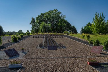 Lysogorki, Polonya, Haziran 2019 Anıt ve Mezarları. Berlin operasyonunun bir parçası olarak Oder Nehri 'ni geçen 1. Polonya Ordusu' nun şehit askerleri için askeri mezarlık.