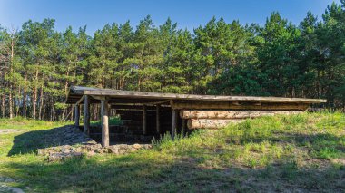 2. Dünya Savaşı 'ndan kalma eski bir ahşap sığınak. Odra Nehri' nin gözetimi altında. Polonya ile Almanya arasındaki doğal sınır.