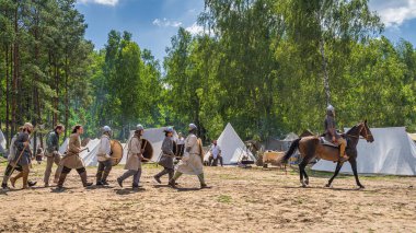 Cedynia, Polonya, Haziran 2019 Atın Reisi ve savaşçıları çadırdan geçiyor. Polonya ve Almanya arasındaki Cedynia Savaşı 'nın tarihi yeniden canlandırması, yaklaşık 11. yüzyıl.