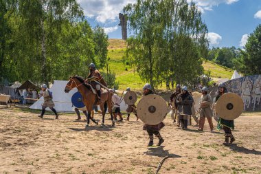 Cedynia, Polonya, Haziran 2019 atlı reis ve savaşçıları arka planda Çek dağıyla birlikte kaleye saldırıyor. Polonya ve Almanya arasındaki Cedynia Savaşı 'nın tarihi yeniden canlandırması, 11. yüzyıl.