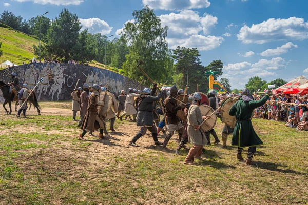 Cedynia, Polonya, Haziran 2019 Ortaçağ Savaşı ya da iki savaşçı klan arasındaki savaş. Polonya ve Almanya arasındaki Cedynia Savaşı 'nın tarihi yeniden canlandırması, yaklaşık 11. yüzyıl.