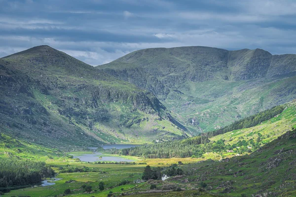 Single Houses Vast Majestic Black Valley Lake River Mountain Range — Stock Photo, Image