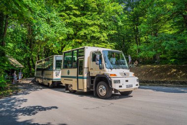 Plitvice Lakes, Hırvatistan, Haziran 2019 Plitvicka Jezera Ulusal Parkı 'nda turist taşımacılığı için kullanılan Mercedes Unimog otobüsü gibi alışılmadık bir araç.