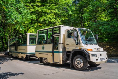 Plitvice Lakes, Hırvatistan, Haziran 2019 Plitvicka Jezera Ulusal Parkı 'nda turist taşımacılığı için kullanılan Mercedes Unimog otobüsü gibi alışılmadık bir araç.