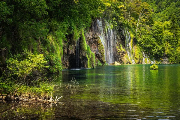 Piękny wodospad oświetlony światłem słonecznym w Jeziorach Plitwickich — Zdjęcie stockowe