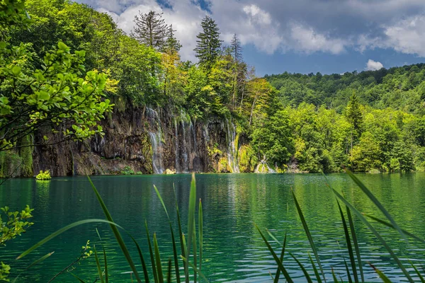 Gyönyörű vízesés megvilágítja a napfény Plitvicei-tavak — Stock Fotó