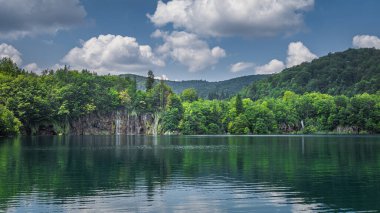 Gölü yansıtan güzel şelalelerin panoramik manzarası, Plitvice Gölleri