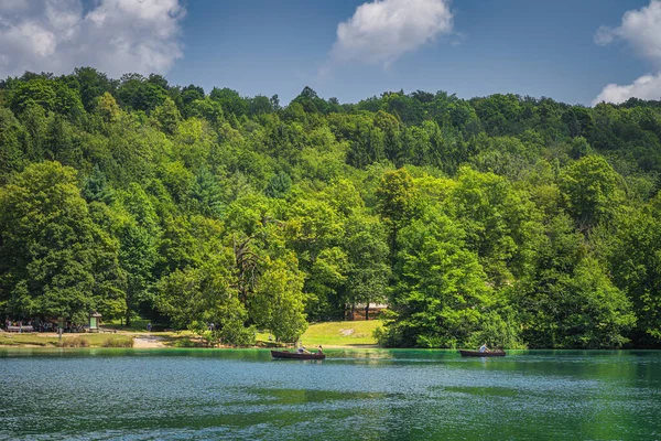 Turisták Evezni Két Evezős Csónak Smaragd Zöld Plitvicei Tavak Nemzeti — Stock Fotó