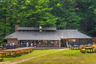 Plitvicka Jezera, Hırvatistan, Temmuz 2019 Plitvice Gölleri Ulusal Parkı UNESCO Dünya Mirası 'ndaki ahşap restoranda yemek almak için kuyruğa giren turistler