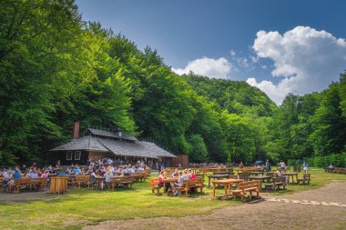 Plitvicka Jezera, Hırvatistan, Temmuz 2019 Tahta, açık hava restoranı, Plitvice Gölleri Ulusal Parkı UNESCO Dünya Mirası