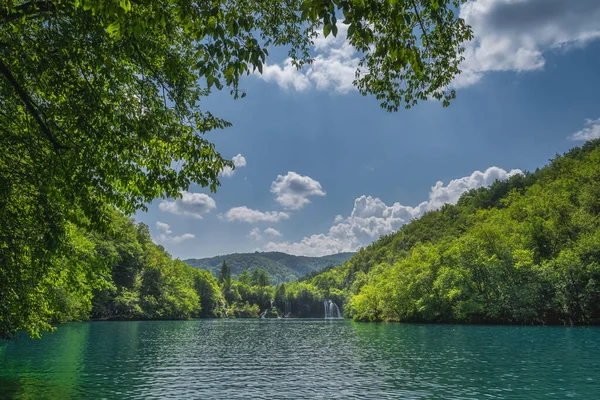 Lago Turquesa Cascadas Iluminadas Por Luz Del Sol Enmarcadas Por —  Fotos de Stock